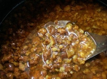 step5: 移到砂鍋大火滾了以後小火慢煮2個小時~肉燥就是要小火慢燉~讓膠質出來就很好吃了~