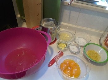 step1: 採用手動打蛋器：糖加入蛋黃中拌勻、加入油拌勻、加入檸檬汁拌勻、加入一半低筋粉快手拌勻、加餘下一半拌勻至沒有粉粒待用。加粉後不要拌太久，免起筋影響鬆軟程度。