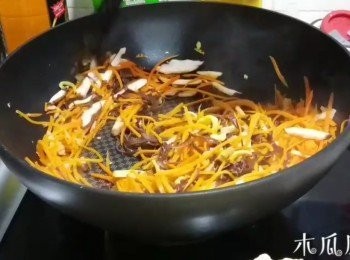 step1: 落油炒香蒜蓉，加甘筍絲炒至微軟；再加入鮮冬菇、木耳絲和素雞絲炒勻；加入調味：鹽和麻油