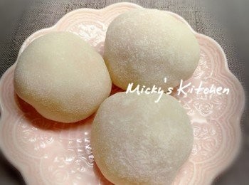 step4: 將攤凍好的麵團搓幾下，然後平均分等份，隔保鮮紙按扁（3-4mm)，包入芒果餡，將周邊收口，再碌上椰絲或糕粉即可享用。