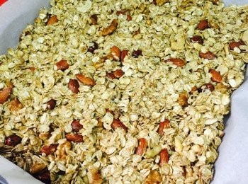 step5: 在有深度的焗盤中鋪上焗盤紙。將燕麥片倒入並壓實。放入焗爐以160度焗30分鐘，中途轉動焗盤一次確保受熱均勻。