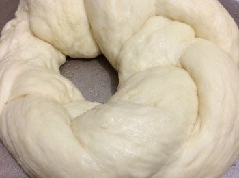 step6: 之後再將長條形麵團再搓長D, 3條麵條為一組之後將佢地其中一邊捏緊, 再用3手辮既方法造型成辮子形