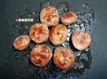 step2: 取鍋倒少許油，放入香腸，開中火慢煎，煎到兩面呈金黃色，取出備用。