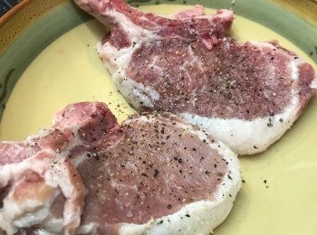 step1: 黑毛豬鞍解凍抹乾水分，加入醃料醃約10分鐘。