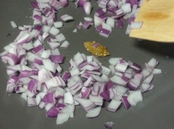 step11: 起油鑊加1塊香葉先爆香洋蔥