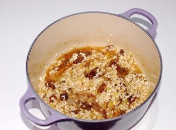 step6: 再將牛肝菌菇泡過的湯汁倒入(湯汁最底下的渣渣不要倒入)