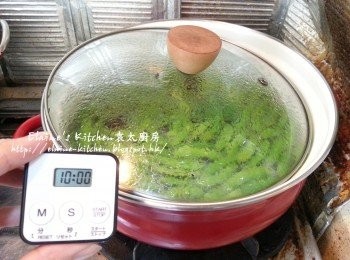 step4: 加入1茶匙的鹽拌勻 , 用中火煮至出煙後蓋上蓋轉慢火煮10分鐘