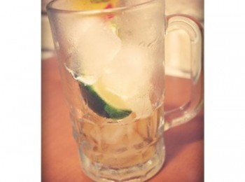 step2: 冰冰的杯子裡放入檸檬片和冰塊~~ 酒和c.c lemon的比例可以是1:3或1:4 前者酒味較重一些~後者較淡!! 看本身喜歡哪種味道囉~~