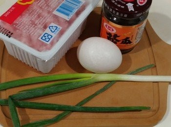 step1: 蔥切末，蔭瓜切碎連同湯汁，與蛋和絞肉攪拌均勻。