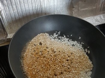 step1: 燒熱鑊加入適量油, 然後放入義大利米、 攪拌後漸漸加入乾牛肝菌水( 牛肝菌水請先加熱)