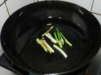 step2: 起一油鍋，爆香蔥白段