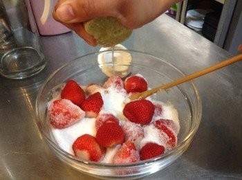 step2: 擠入適量檸檬汁