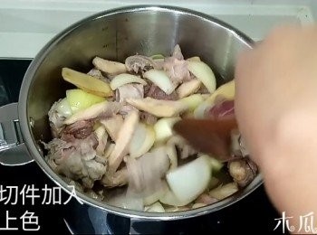 step1: 牛腩出水10分鐘, 清洗乾淨； 
薑片爆香, 加入蒜頭洋蔥炒至出味, 牛腩切件加入炒至上色