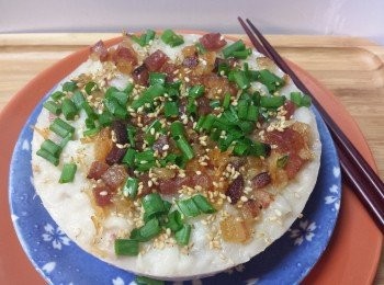 step7: 在盆中掃油後，將蘿蔔糊倒入盆中，放入熱水中蒸約45分鐘即可。