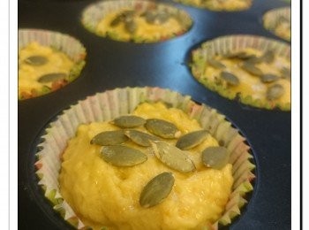 step9: 加入蛋糕液至8成滿。再把南瓜子放在表面。