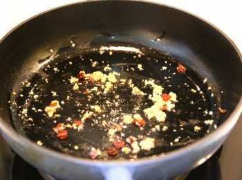 step3: 熱鍋下油，爆香蒜蓉後加入乾椒炒一會，最後加上少許黑椒
