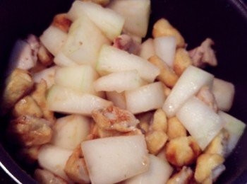 step8: 加入釀豆卜及燒肉,下老抽兜勻上色,加水到材料一半份量,炆大約10分鐘,調味即成!!