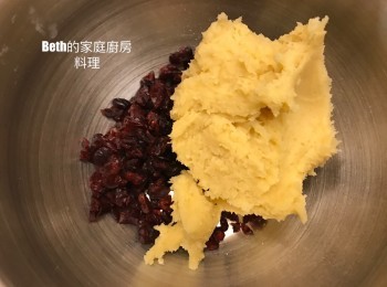 step4: 另1份加入蔓越莓拌勻