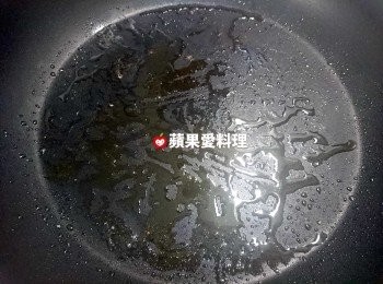 step8: 此時鍋底有很多雞油。