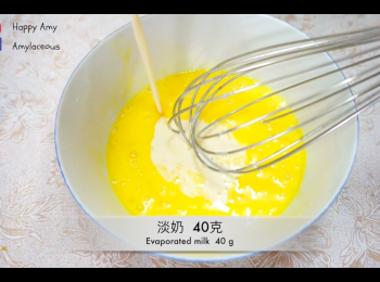 step4: 混合全蛋和蛋黃，再續少加入淡奶。