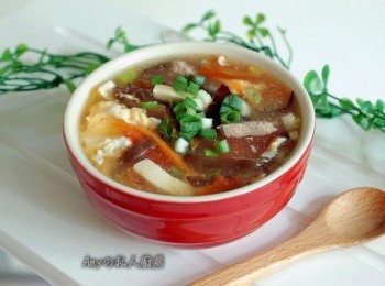 step7: 酸辣湯裡是由各種<span class="group_1">食材</span>組合而成,利用蕃茄自然的酸甜,木耳及豆腐交織出的口感,滑嫩的蛋花佐上酸辣的湯頭,每一口都能嚐到幸福的滋味。