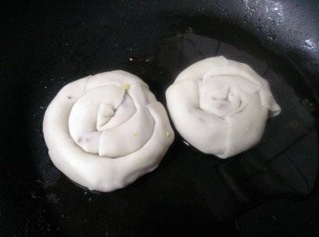 step7: 放在手掌心塑形壓一下~讓整個集中~接縫的地方再用水沾一下就可以黏起來~小火煎至二面金黃~