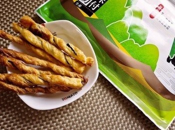 step8: 是不是很簡單!烤過的海苔脆度還保留著~吃起來卡滋卡滋的~若愛甜點的，亦可把鹽換成糖也可以