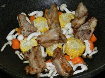 step11: 加入菇類與小排入鍋