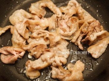 step2: 起油鍋，將豬肉片下鍋煎香後加入蒜末爆香。