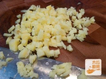 step1: 薑切粒；黑木耳浸軟，汆水5分鐘，切條；雞洗乾淨抹乾，斬件；瘦肉切件；紅棗切片