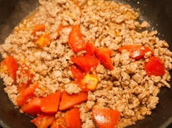 step3: 再來倒入醬油、魚露、檸檬汁和米酒調味。