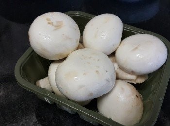 step4: 白蘑菇，用濕布或濕廚紙，抹去污垢，厚切備用