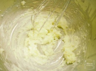 step3: 牛油與糖粉拌均至cream 狀
