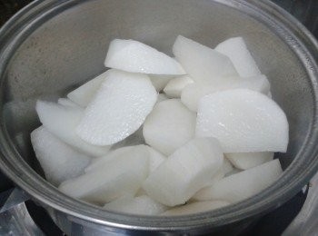 step1: 白蘿蔔洗淨去皮，切塊。豬皮（已發的豬皮）及魚蛋洗淨，所有調味料拌勻備用