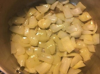 step2: 放牛油同蒜頭落鍋, 用中火把洋蔥炒香至軟身，然後加入蕃茄再炒一下