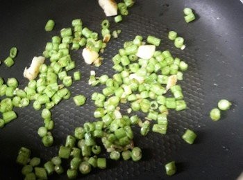 step2: 再將豆角切粒用鹽油加蒜頭炒至8成熟，揀走蒜頭，只要他的香味就可以，因亞仔話難食。
