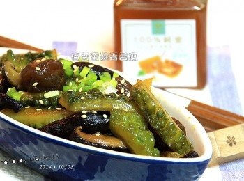 step5: 《梅香蜜釀青苦瓜》

對我們不敢吃苦的母子三人來說
說它已經不苦了是騙人的
不過梅子與蜂蜜的香味
果然是有中和掉了些許的苦味兒
讓今晚的《梅香蜜釀青苦瓜》
那份苦味兒變得特殊且迷人
我們居然意外地吃掉了半盤以上
這可是我們吃過最多苦瓜的一次喔‧‧‧

這道《梅香蜜釀青苦瓜》其實很好吃
相信愛吃苦瓜的人一定會更喜歡它~