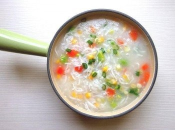 step4: 放入小魚煮滾後，加入海鹽,蔥花調味。