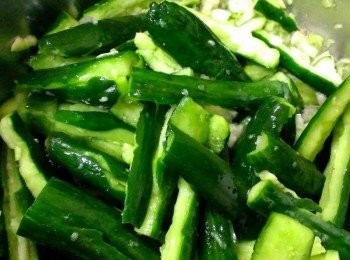 step2: 將小黃瓜切段拍碎 ( 拍碎、切段或是切片各有各的口感~依個人口味喜好) 加一匙鹽攪拌靜置半小時~用開水稍為洗一下~