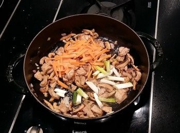 step6: 材料一定要炒香才可以進行下一個步驟......放入胡蘿蔔絲及蔥白做拌炒,加入醬油及味霖,烏醋炒出香氣......