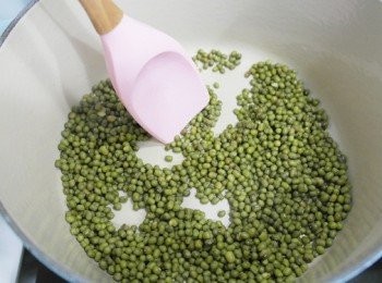step2: 第二次冒煙後加入1大匙熱水繼續拌炒。