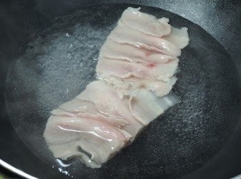 step2: 五花肉燙熟備用