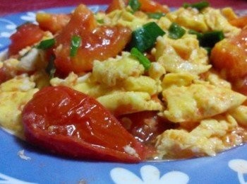 step2: 把鍋子洗淨，擦乾水，倒入橄欖油，把打好的4顆蛋攪拌放入煎一下，快全熟時，把蛋用成散蛋，再把另一盤的蕃茄全放入小炒一下，最後放入切好的青蔥，大人小孩都愛的美味爽口的蕃茄炒蛋即可呈盤上桌享用囉！
