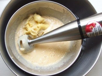 step8: 將榴槤果肉加入蛋奶醬汁裡,可使用手動攪拌器攪打呈現細緻狀