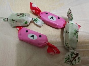 step4: 等棉花糖八九成融化時，即未煮成完全的液體狀可關爐，下綠茶粉攪拌，用鍋中的餘温使之成液體狀。關爐後的攪拌過程要快，放涼了就會很難攪勻。