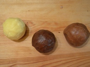 step4: 將打好的蓬鬆狀牛油平均分成三份倒入三個盆中與粉類混合，並輕輕揉成黃色（原色）、深啡色、淺啡色的光滑麵糰。