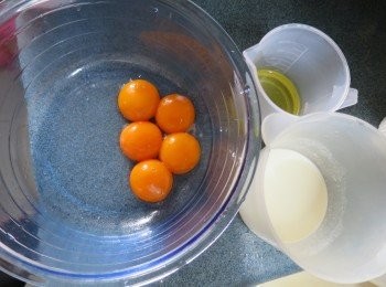 step7: 先將糖霜20g,牛奶70g,菜油50g倒入5隻蛋黃內待用