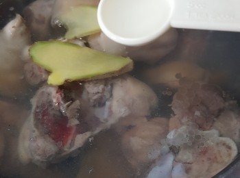 step1: 新鮮豬手洗淨後,先用2片薑加1茶匙白米醋出水,水滾後計煮2分鐘,然後用凍水沖先乾淨(用白米醋出水是令豬皮更爽口)