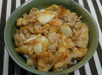 step5: 鋪上炒好的黃金泡菜豬