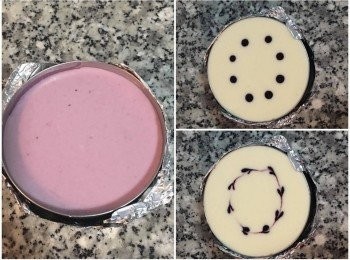step5: 再倒入第二碗的混合液,再次冷藏20分鐘；最後倒入第三碗的並點上<span class="group_3">藍莓醬</span>，用牙籤畫出自己喜歡的圖案。冷藏2小時或過夜。 取出後脫模，以藍莓、糖粉或薄荷葉和食用花朵(Edible Flower)裝飾。